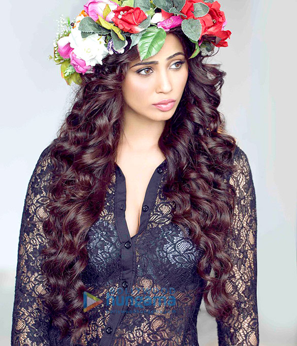 daisy shah 01