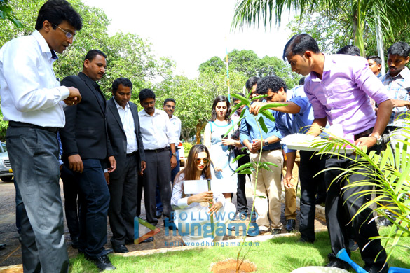 deepika visits wrigleys factory in bangalore 4