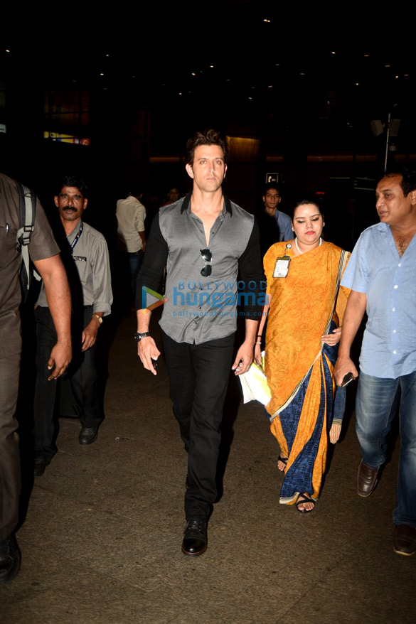 hrithik snapped at the airport 1