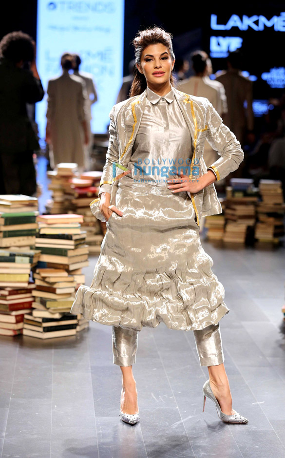 jacqueline fernandez walks for rajesh pratap singh at lakme fashion week 2016 day 3 1