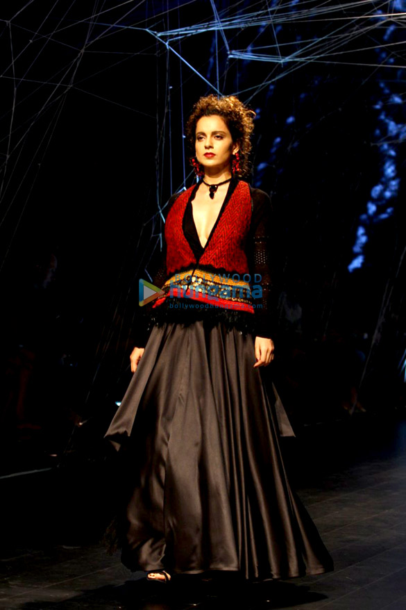 kangna walks the ramp at lfw 2