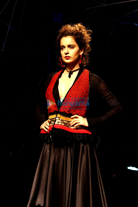 kangna walks the ramp at lfw 3