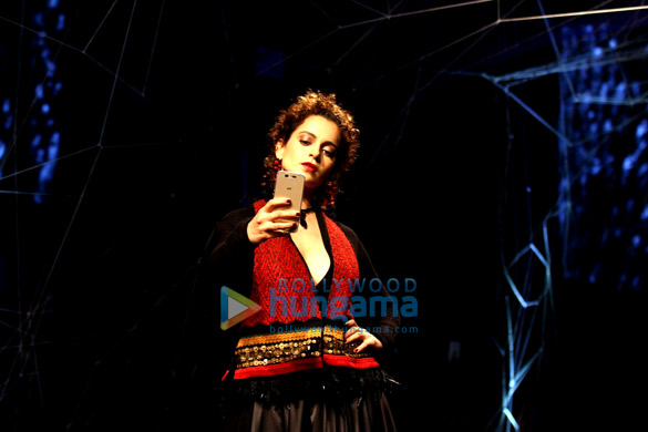 kangna walks the ramp at lfw 5