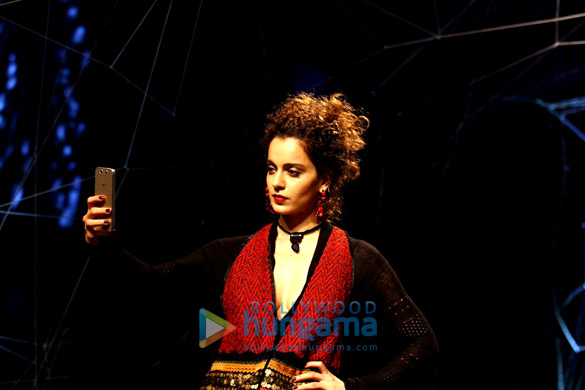 kangna walks the ramp at lfw 6