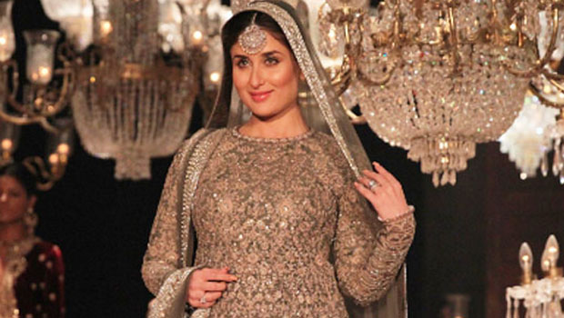 Kareena Kapoor Khan, Deepika Padukone, Karisma Kapoor At The Grand Finale Of Fashion Week 2016 Kareena Kapoor Khan, Deepika Padukone, Karisma Kapoor At The Grand Finale Of Fashion Week 2016
