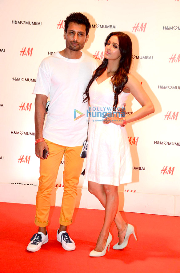 ranbir kapoor graces hms store launch in mumbai1 33