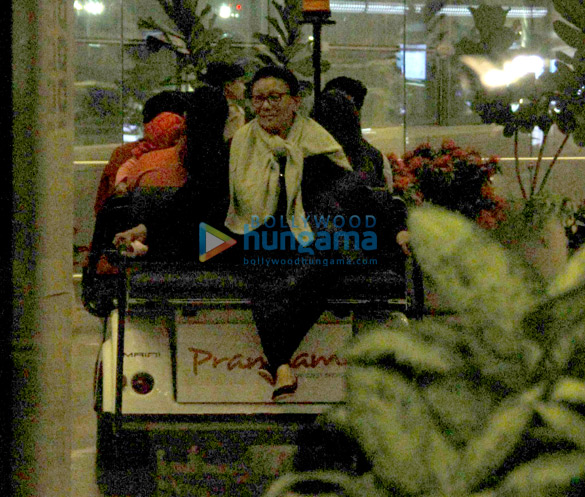 rani with her baby adira at the airport 1