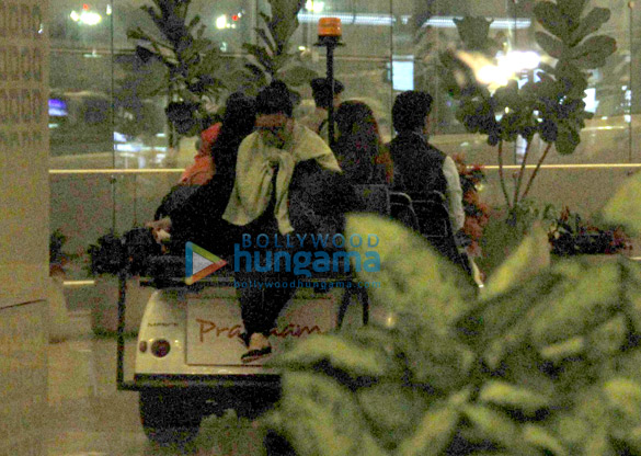 rani with her baby adira at the airport 3