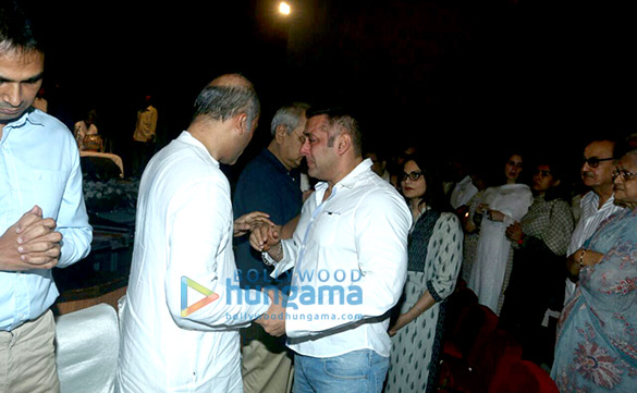 salman khan sonam kapoor raveena tandon and others at rajjat barjatyas prayer meet 1