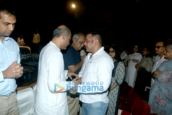 salman khan sonam kapoor raveena tandon and others at rajjat barjatyas prayer meet 10