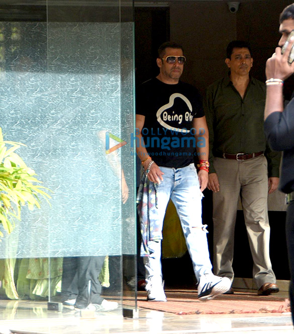 Salman Khan and family snapped post Raksha Bandhan celebrations at Arpita Khan’s house Salman Khan and family snapped post Raksha Bandhan celebrations at Arpita Khan’s house