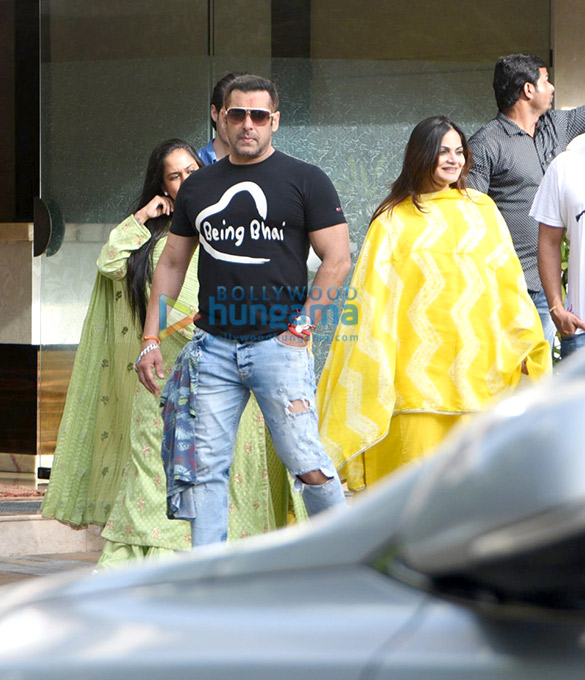 salman family snapped post raksha bandhan celebrations 8