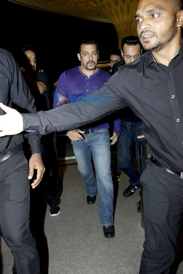 salman snapped at the airport 1