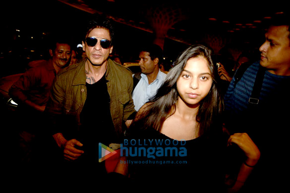 Shah Rukh Khan snapped with his family at the airport Shah Rukh Khan snapped with his family at the airport