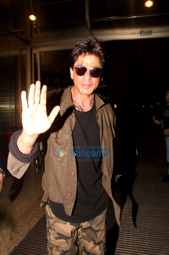 shah rukh khan snapped with his family at the airport 2