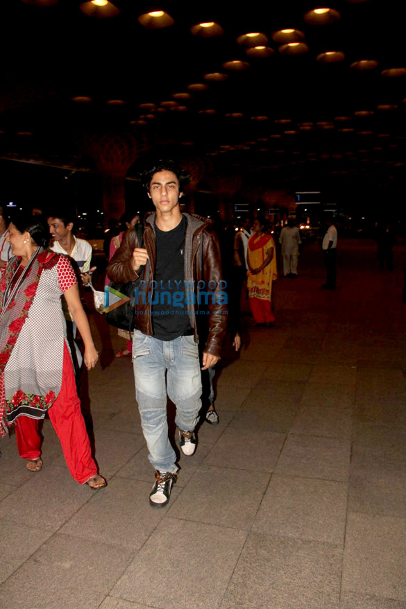 shah rukh khan snapped with his family at the airport 5