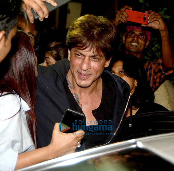 shah rukh khan spotted outside shankar mahadevans office 1