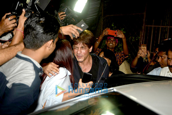 shah rukh khan spotted outside shankar mahadevans office 2