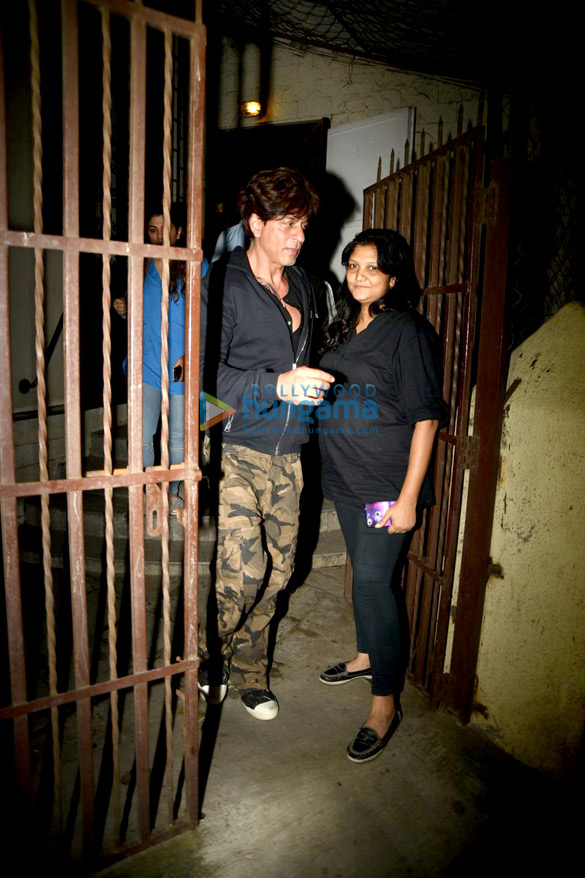 shah rukh khan spotted outside shankar mahadevans office 4