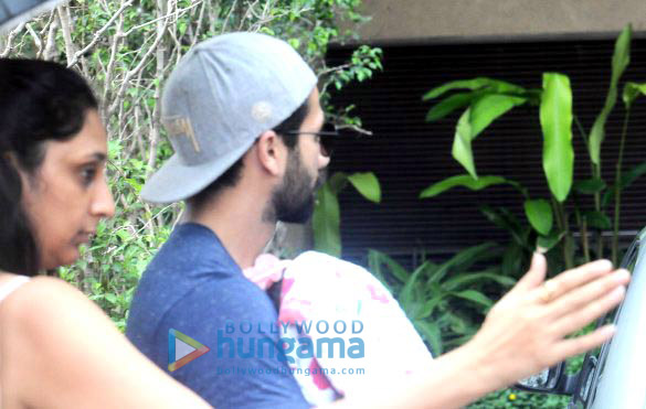shahid kapoor leaves hospital with his newborn baby girl 1