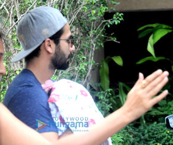 Shahid Kapoor leaves hospital with his newborn baby girl