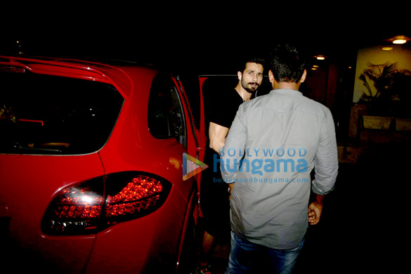 shahid snapped obliging his fans with a selfie 1