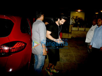 Shahid Kapoor snapped obliging his fans with a selfie