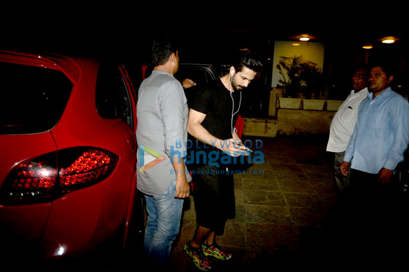shahid snapped obliging his fans with a selfie 2