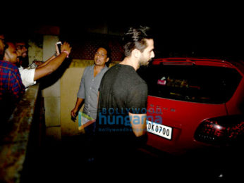 Shahid Kapoor snapped obliging his fans with a selfie