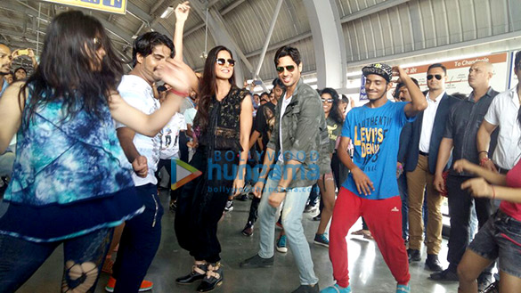 sidharth malhotra katrina kaif groove to kala chashma at shyam nagar metro station in jaipur 1