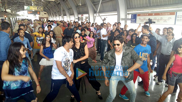 sidharth malhotra katrina kaif groove to kala chashma at shyam nagar metro station in jaipur 5