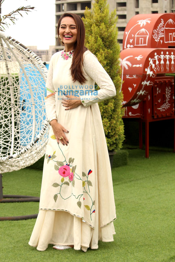 sonakshi snapped promoting akira 5