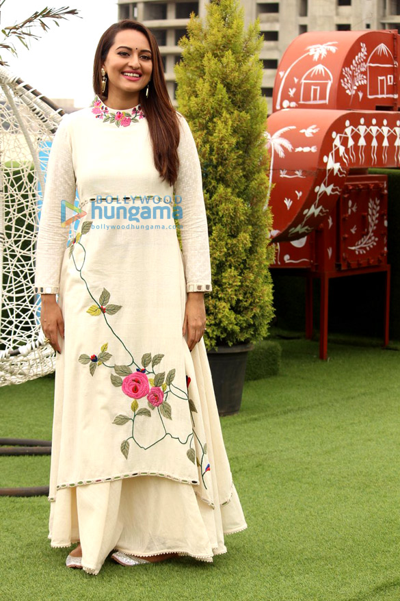sonakshi snapped promoting akira 6