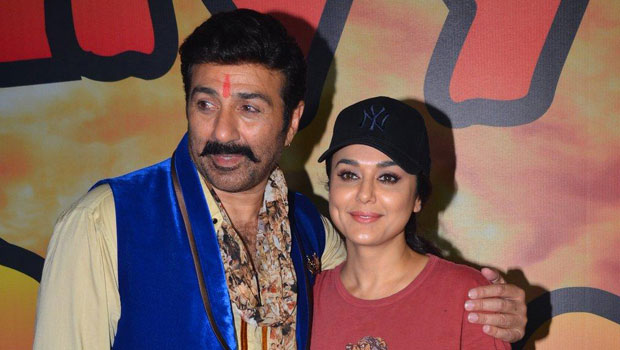 Sunny Deol, Preity Zinta & Ameesha Patel At ‘Bhaiyyaji Superhitt’ On Location Sunny Deol, Preity Zinta & Ameesha Patel At ‘Bhaiyyaji Superhitt’ On Location