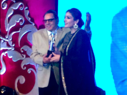 Check out: Raveena Tandon receives award from veteran star Dharmendra