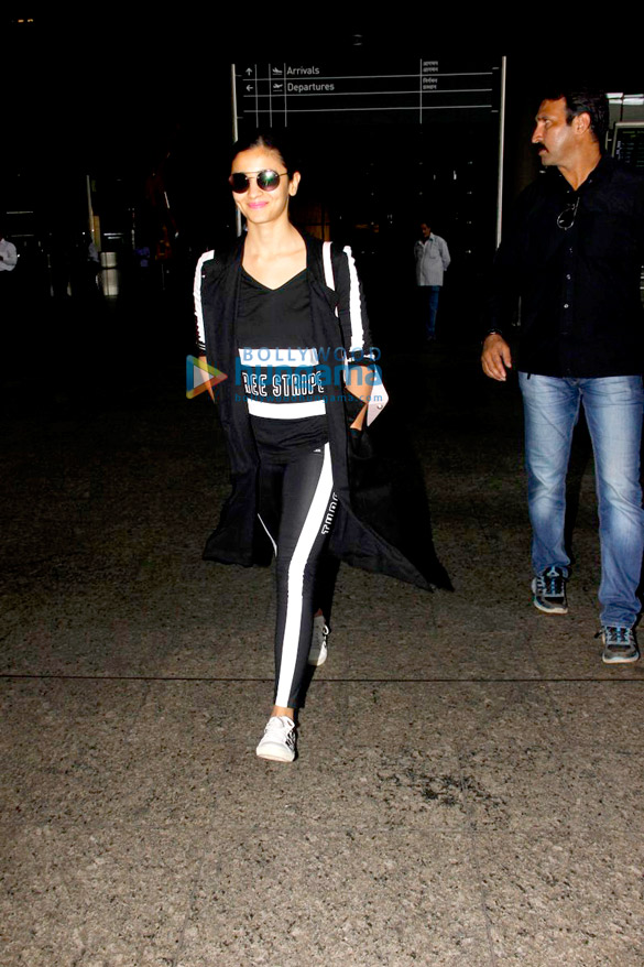 alia bhatt bipasha basu snapped at the airport 7