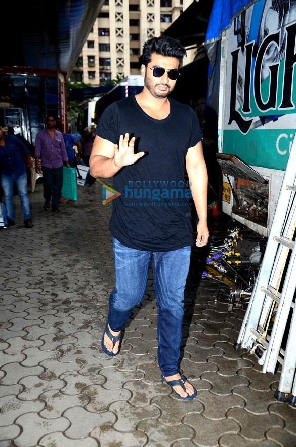 arjun kapoor shraddha kapoor chetan bhagat snapped on the sets of half girlfriend 3