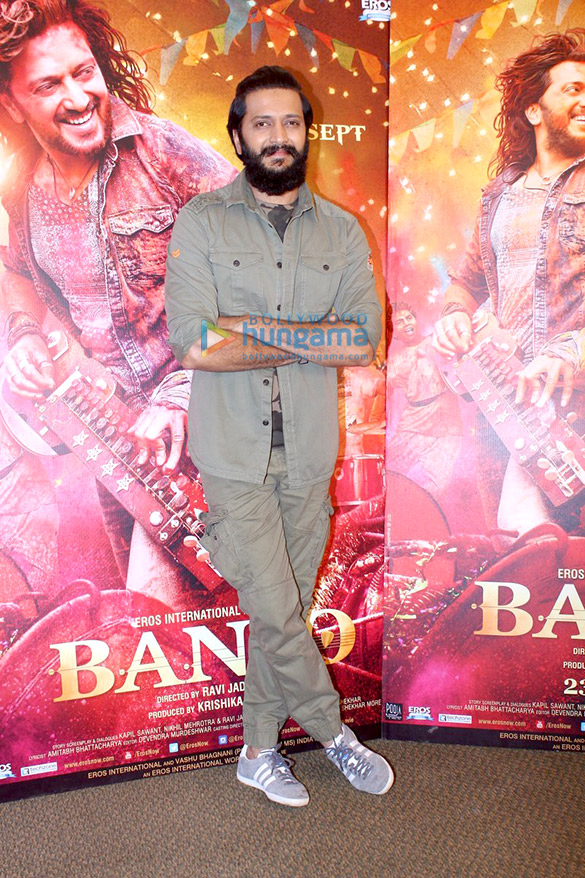 cast of banjo celebrates director ravi jadhavs birthday 3