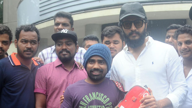 Riteish Deshmukh Witnesses Audience Reaction Of ‘Banjo’ Riteish Deshmukh Witnesses Audience Reaction Of ‘Banjo’