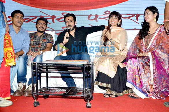 emraan hashmi snapped with his wife visiting ganesh pandal in parel 3