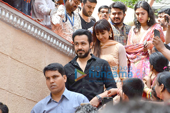 emraan hashmi snapped with his wife visiting ganesh pandal in parel 6