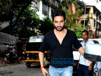 Kareena Kapoor Khan, Tusshar Kapoor & Aftab Shivdasani snapped post lunch at 'Pali Village Cafe'