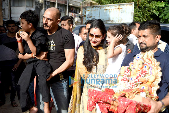 Manyata Dutt & kids’ Ganesh visarjan Manyata Dutt & kids’ Ganesh visarjan