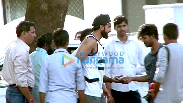 ranveer snapped post darshan 5