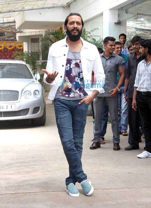 riteish spotted outside sunny super sound 2