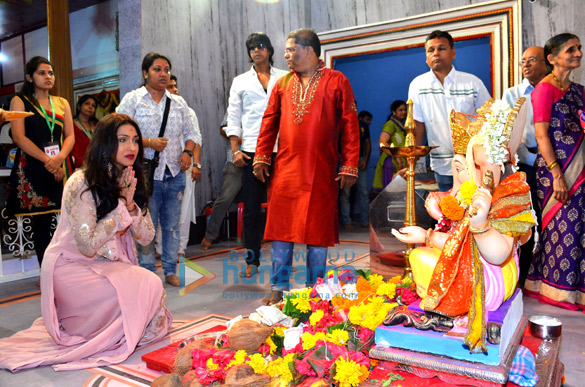 rituparna sengupta visits andheri cha raja to seek the blessings of lord ganesha 2