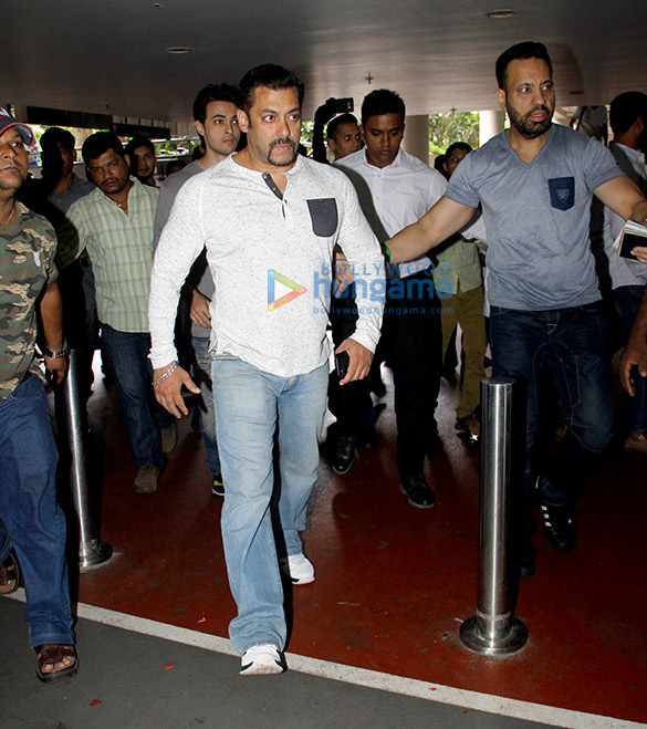 salman khan arbaaz khan and aayush sharma arrive back in mumbai 5