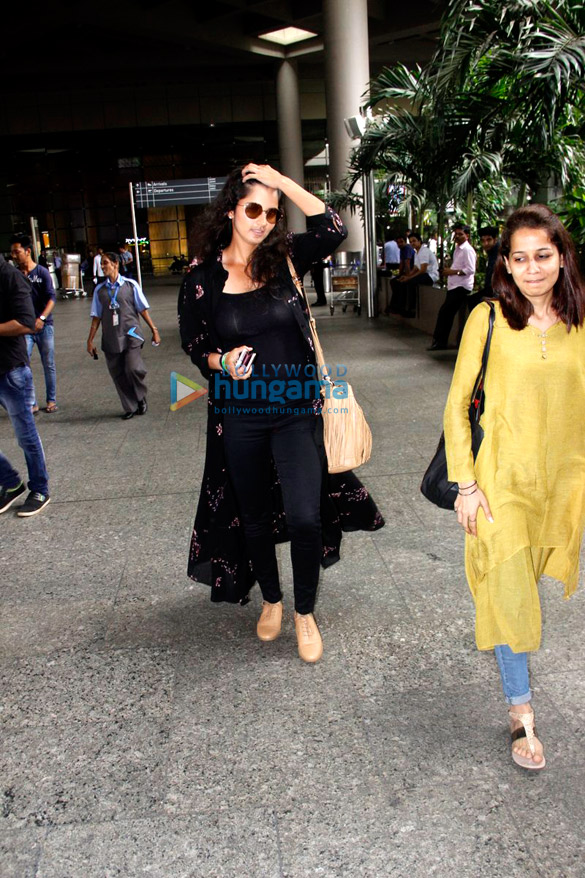 sania snapped at the airport 2