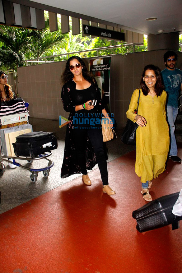 sania snapped at the airport 4