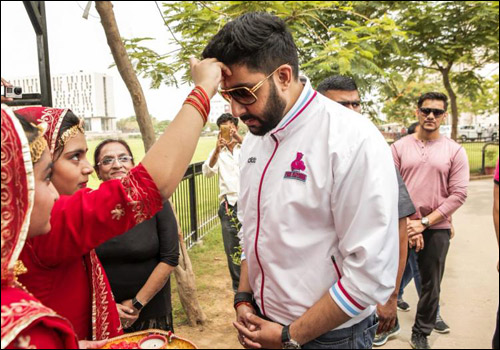 abhishek bachchans fun interaction with students at neerja modi school 2 abhishek bachchans fun interaction with students at neerja modi school 2